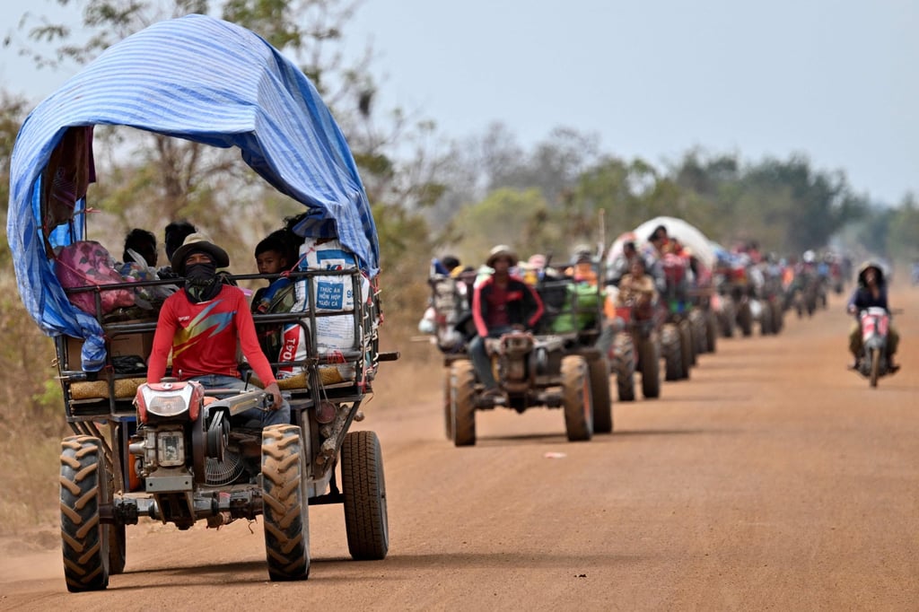 Displaced residents evacuate with their belongings during clashes along the Cambodia-Thailand border in Cambodia’s Siem Reap province on Tuesday. Photo: AFP Displaced residents evacuate with their belongings during clashes along the Cambodia-Thailand border in Cambodia’s Siem Reap province on Tuesday. Photo: AFP