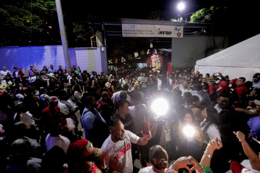 Government supporters gather outside facilities where electoral kits are stored. Photo: Reuters Government supporters gather outside facilities where electoral kits are stored. Photo: Reuters