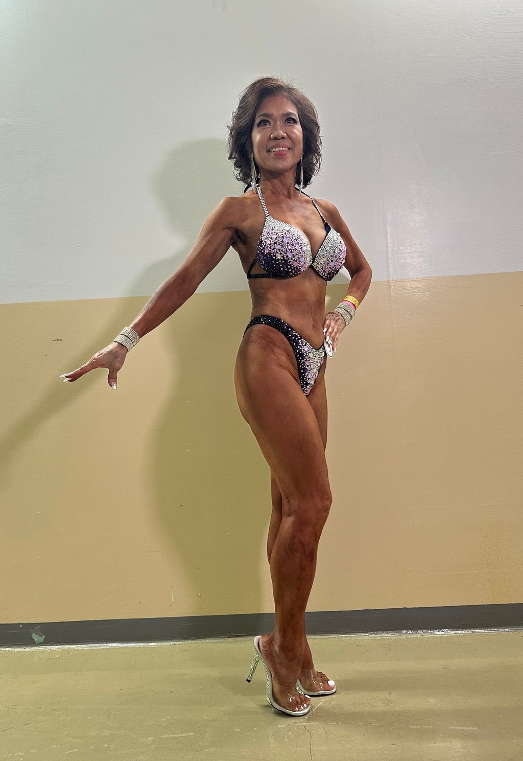 Bà Lin đã hướng dẫn bệnh nhân cách kiểm soát huyết áp cao và duy trì sức khỏe; tuy nhiên, nhiều người thấy khó làm theo lời khuyên của bà, điều này đã thúc đẩy bà làm gương bằng cách tập luyện thể hình. Ảnh: CNA