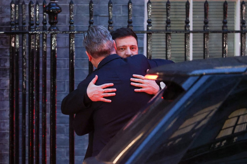 Ukrainian President Volodymyr Zelensky is embraced by British Prime Minister Keir Starmer while leaving 10 Downing Street in London on Monday. Photo: Reuters Ukrainian President Volodymyr Zelensky is embraced by British Prime Minister Keir Starmer while leaving 10 Downing Street in London on Monday. Photo: Reuters