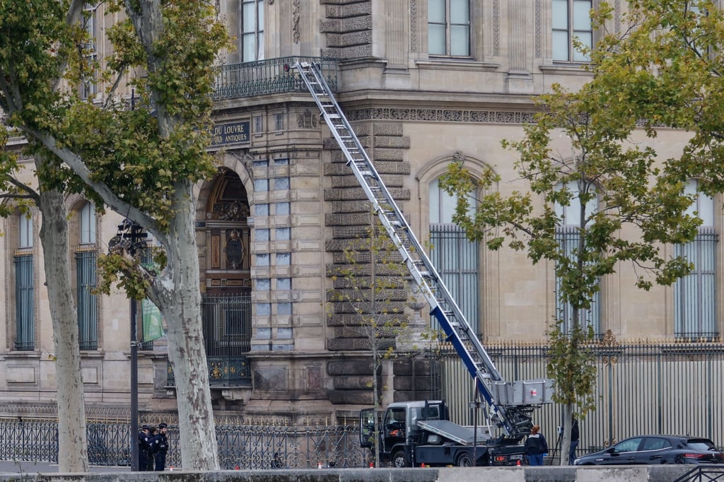 The extendable ladder used by thieves to access one of the upper floors of the museum is seen during an investigation on October 19, 2025. Photo: EPA The extendable ladder used by thieves to access one of the upper floors of the museum is seen during an investigation on October 19, 2025. Photo: EPA