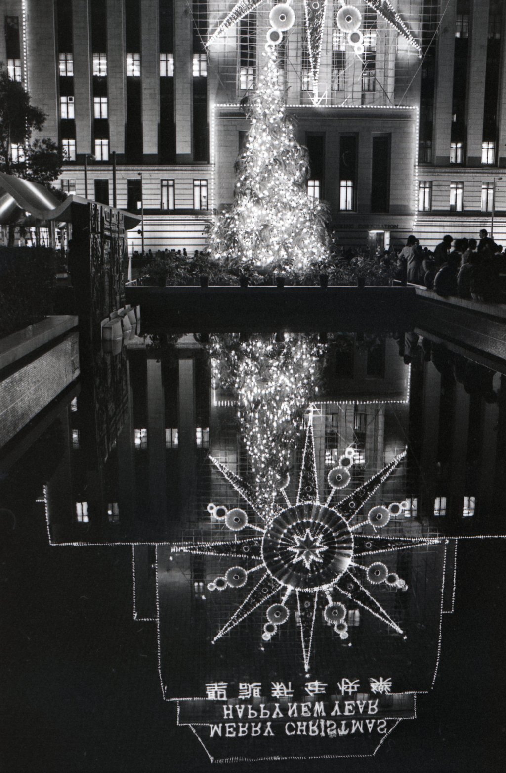 Hong Kong’s HSBC building is beautifully decorated to celebrate Christmas in 1977. Photo: SCMP Archives Hong Kong’s HSBC building is beautifully decorated to celebrate Christmas in 1977. Photo: SCMP Archives