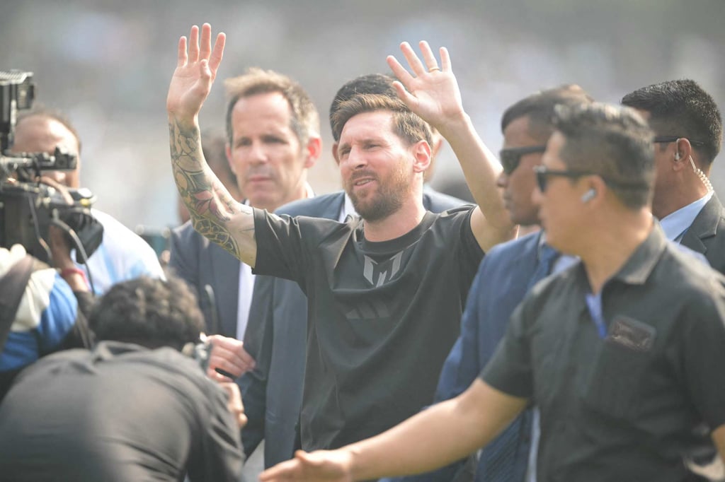Lionel Messi arrives at the Salt Lake Stadium after unveiling a statue of himself. Photo: AFP Lionel Messi arrives at the Salt Lake Stadium after unveiling a statue of himself. Photo: AFP