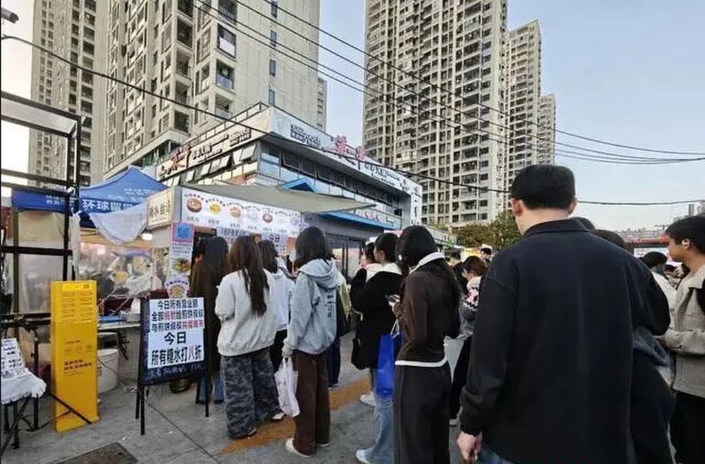 Long queues formed at stalls on the street once news spread about the initiative. Photo: cnr.cn
