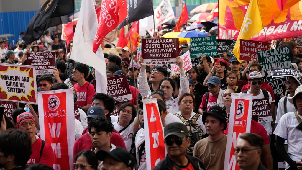 Protesters march towards the Malacanang presidential palace during an anti-corruption rally in Manila on November 30. Photo: AP Protesters march towards the Malacanang presidential palace during an anti-corruption rally in Manila on November 30. Photo: AP