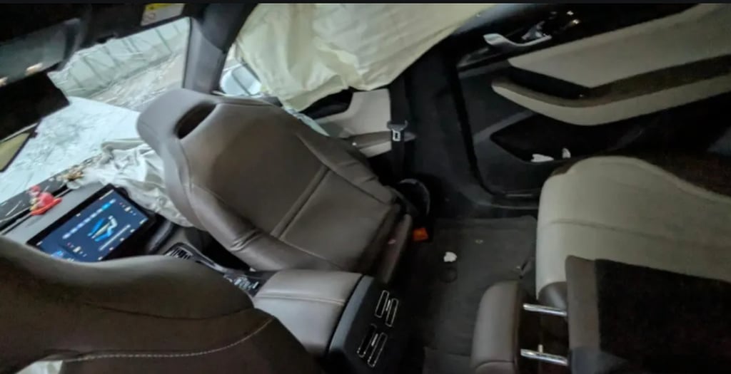 Interior mobil Takomanmaru pasca kecelakaan. Ia menderita cedera pada tulang belakang, hidung, dan gigi. Foto: QQ.com