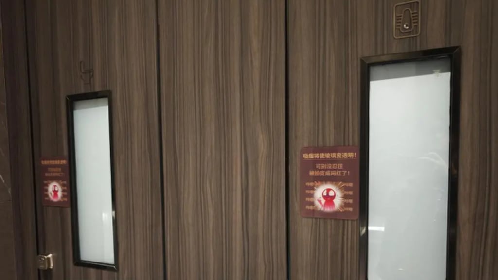 The toilet door glass, above, remains opaque until someone begins smoking inside. Photo: ifeng.com