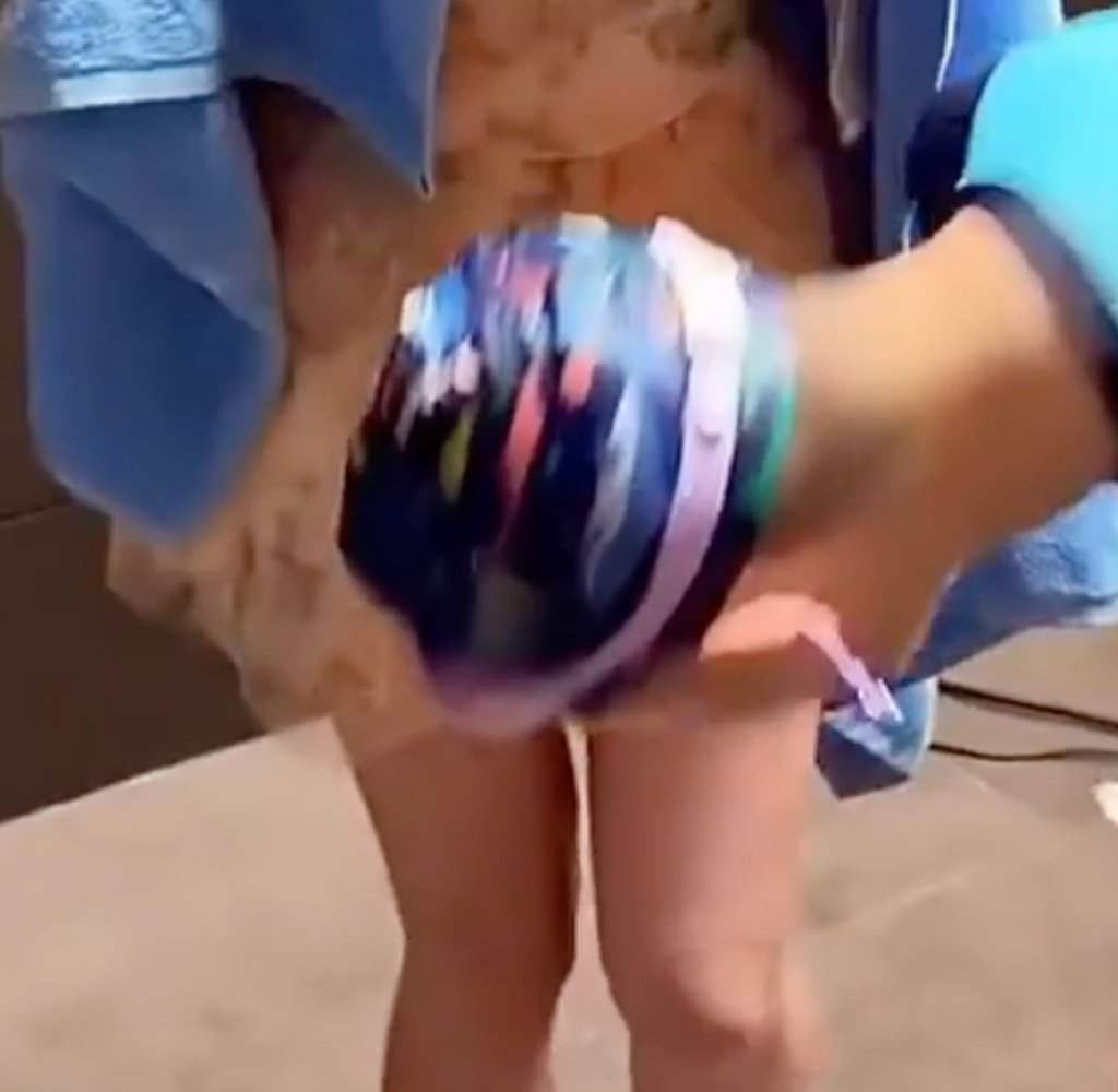 A male participant in the event “checks” the legs of a woman taking part. Photo: jiemian.com