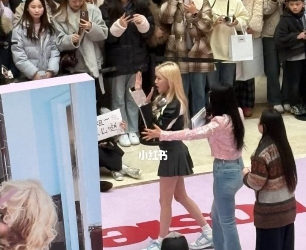 Blonde-haired influencer Daisy appears at the pop-up event in a shopping centre. Photo: RedNote