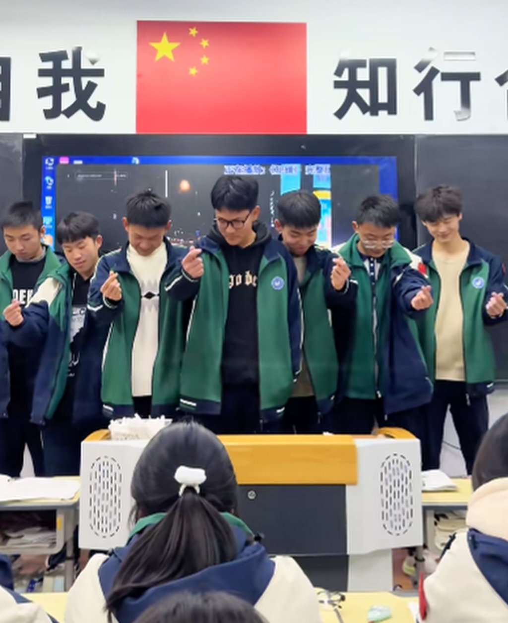 Beberapa gerakan yang dilakukan "boy band" itu saat bernyanyi membuat teman-teman sekelas mereka tertawa terbahak-bahak. Foto: Douyin