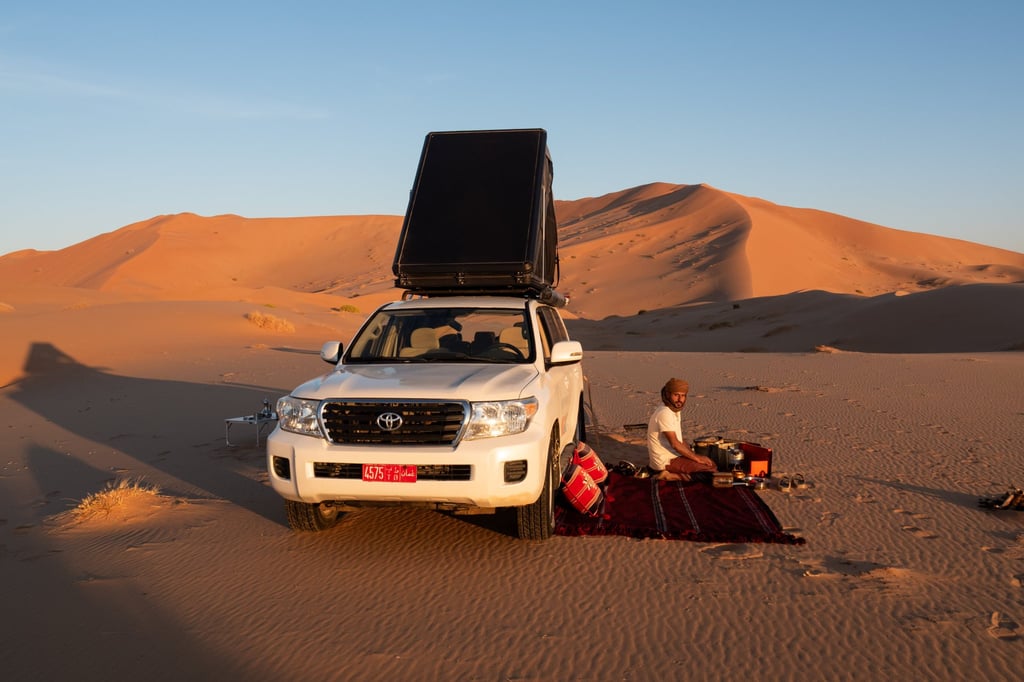 Guide Mohammed Mussallem Al Mahri prepares breakfast in the desert. Photo: Andreas Drouve/dpa-tmn