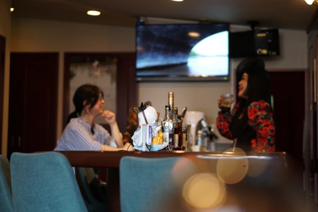 Visitors gather at the bar to share their troubles and support one another, while Fish Akiko facilitates conversations with each customer. Photo: musicbird.jp Visitors gather at the bar to share their troubles and support one another, while Fish Akiko facilitates conversations with each customer. Photo: musicbird.jp