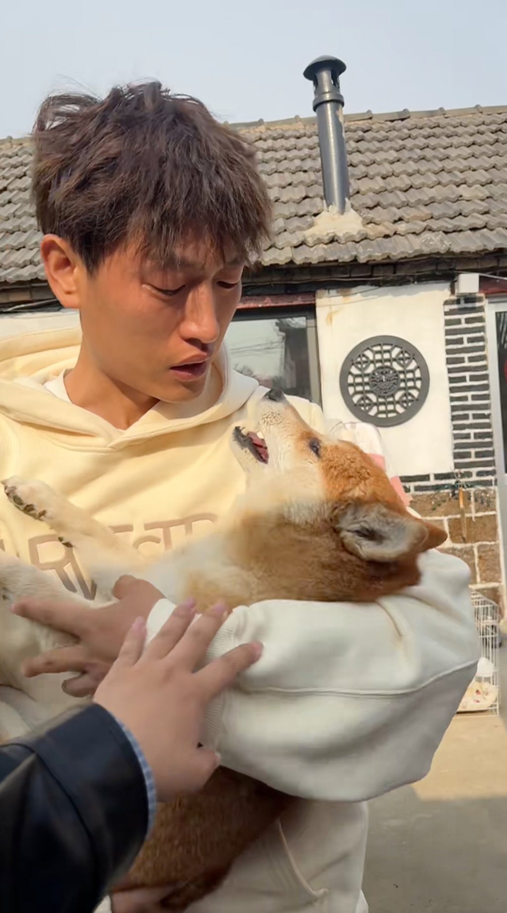 Peppa’s tearful owner cries as he holds the lifeless body of the dog in a video posted online. Photo: RedNote