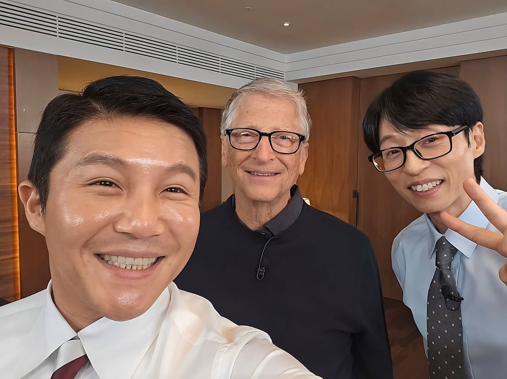 South Korean comedian Cho Sae-ho (left) pictured with Bill Gates (centre) in August 2025. Photo: Instagram/chosaeho