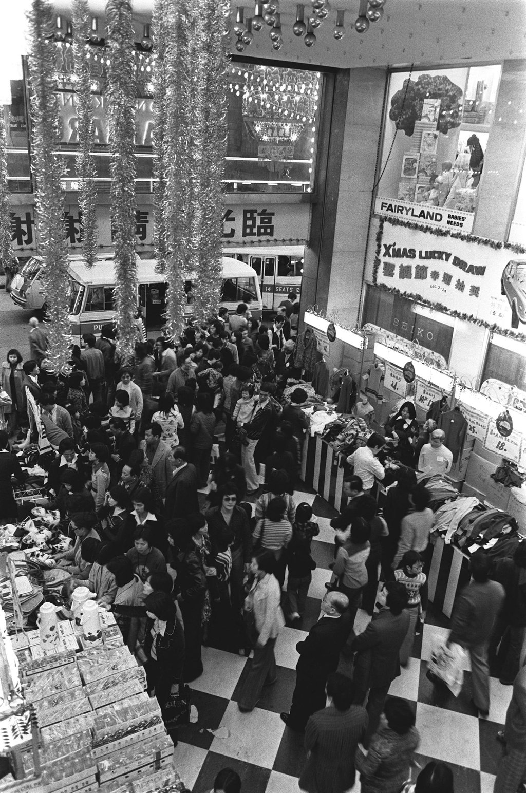 Throngs of Christmas shoppers in the Daimaru department store in 1976. Photo: SCMP Archives