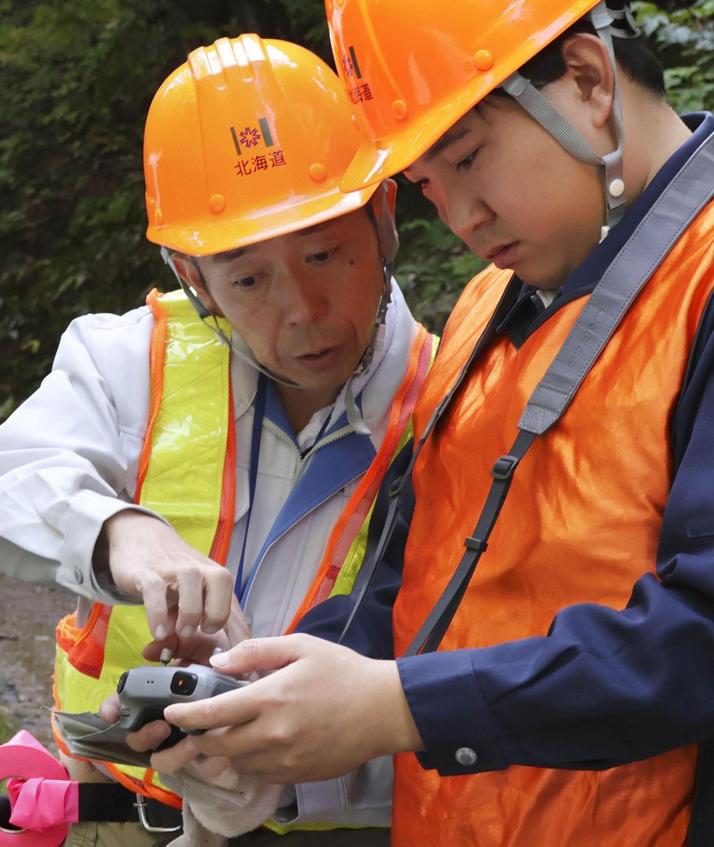 Hokkaido government officials check footage taken by a drone in Hakodate on October 14. Photo: Kyodo Hokkaido government officials check footage taken by a drone in Hakodate on October 14. Photo: Kyodo