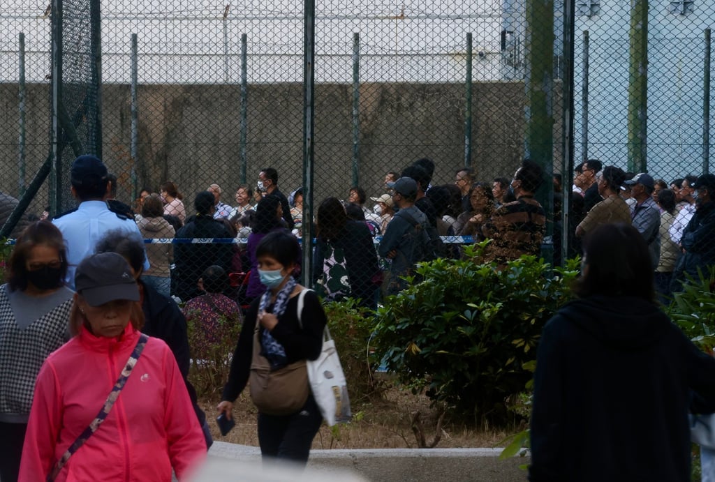About 200 flat owners in Fu Shin Estate gathered for the meeting on Saturday. Photo: Jonathan Wong