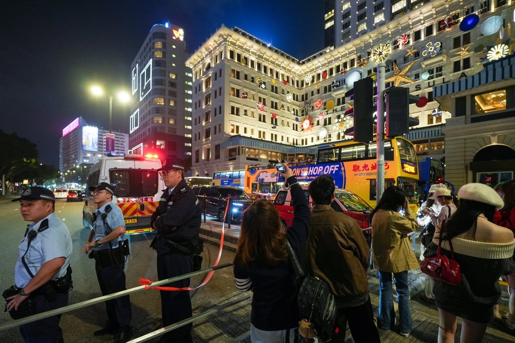 Police officers on patrol arrive at the scene. Photo: Sun Yeung