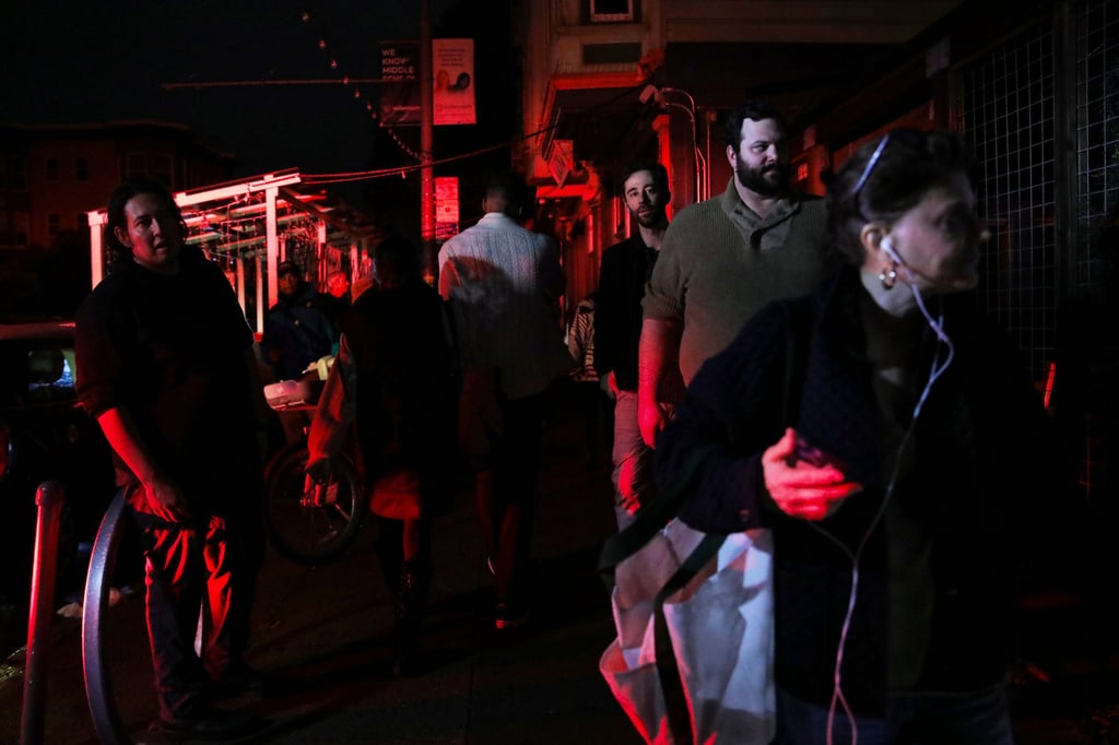 Pedestrians walk in the dark on Hayes Street in San Francisco on Saturday. Photo: San Francisco Chronicle via AP