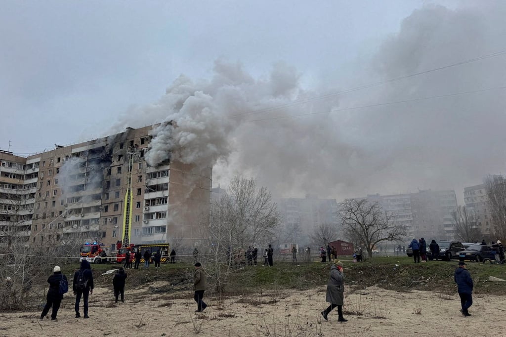 Residents walk in front of an apartment building hit by a Russian air strike in Zaporizhzhia, Ukraine, on Wednesday. Photo: Reuters Residents walk in front of an apartment building hit by a Russian air strike in Zaporizhzhia, Ukraine, on Wednesday. Photo: Reuters