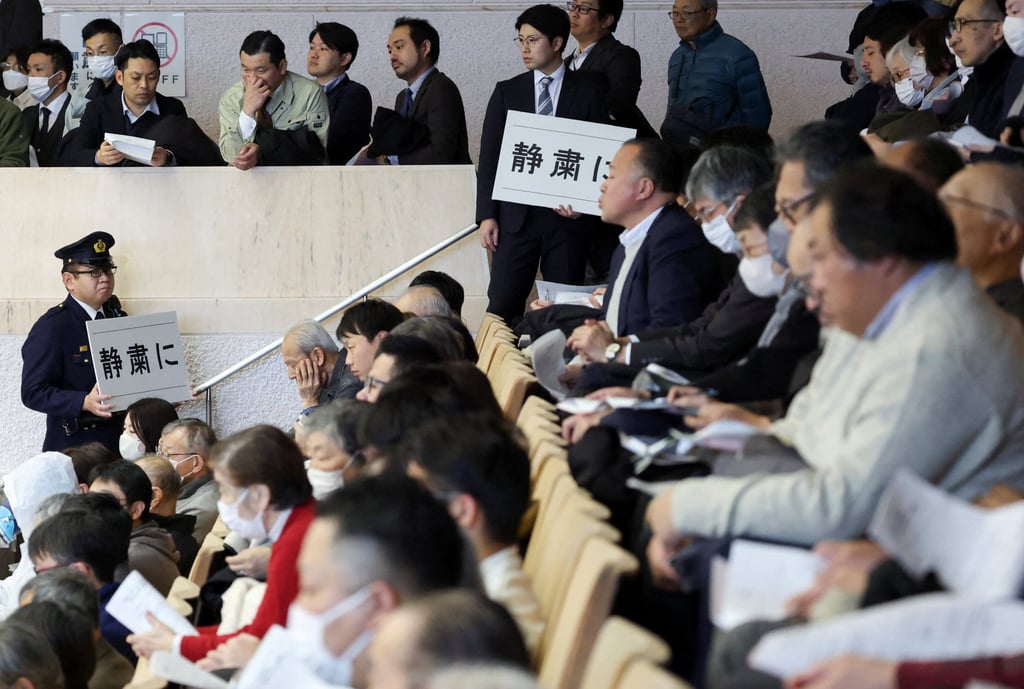 Security officers hold placards reading “Silence please” as lawmakers take part in a vote of confidence in the Niigata governor’s decision to restart Kashiwazaki-Kariwa on Monday. Photo: Reuters
