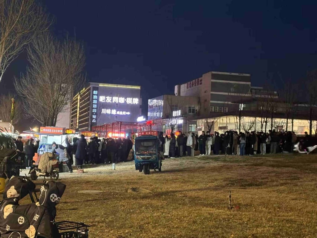 Kind-hearted customers form long nighttime queues near Tian’s food stall. Photo: china.cnr.cn