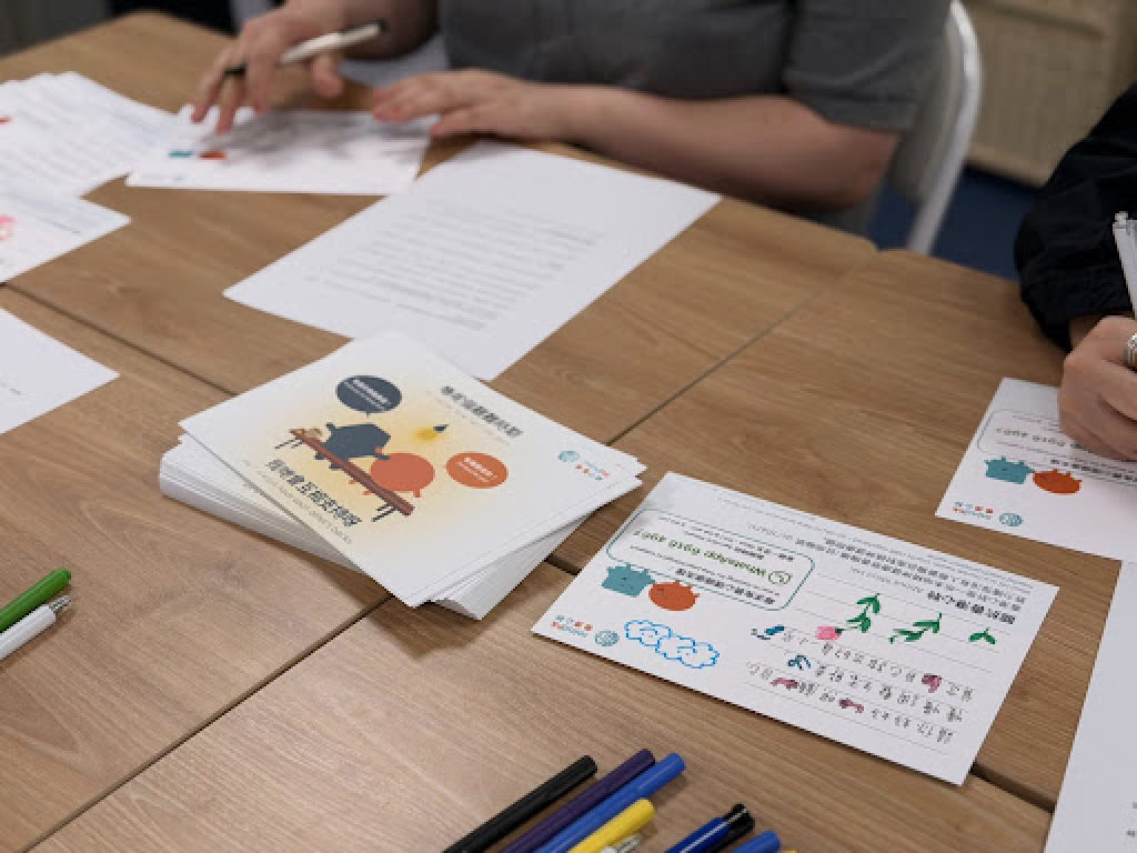 Mind HK volunteers write cards to fire-hit residents. Photo: Handout