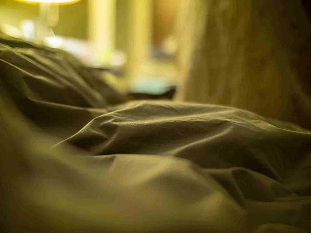 The daughter was held down on a bed and forced to vomit by members of her family. Photo: QQ.com