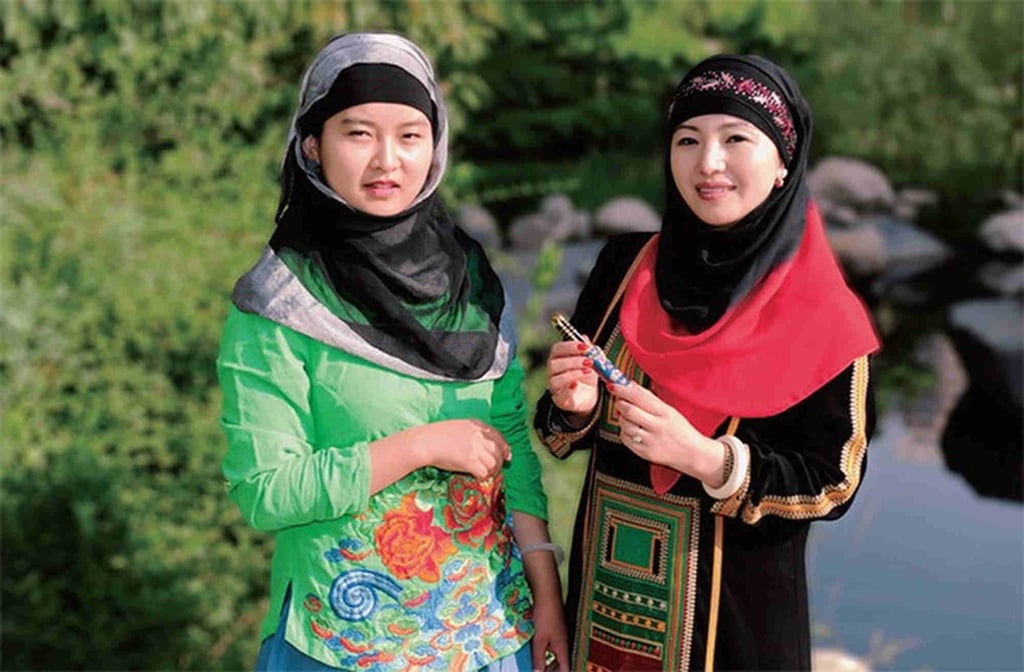 Two women from the Bao’an ethnic minority dressed in traditional attire. Photo: dzwww.com