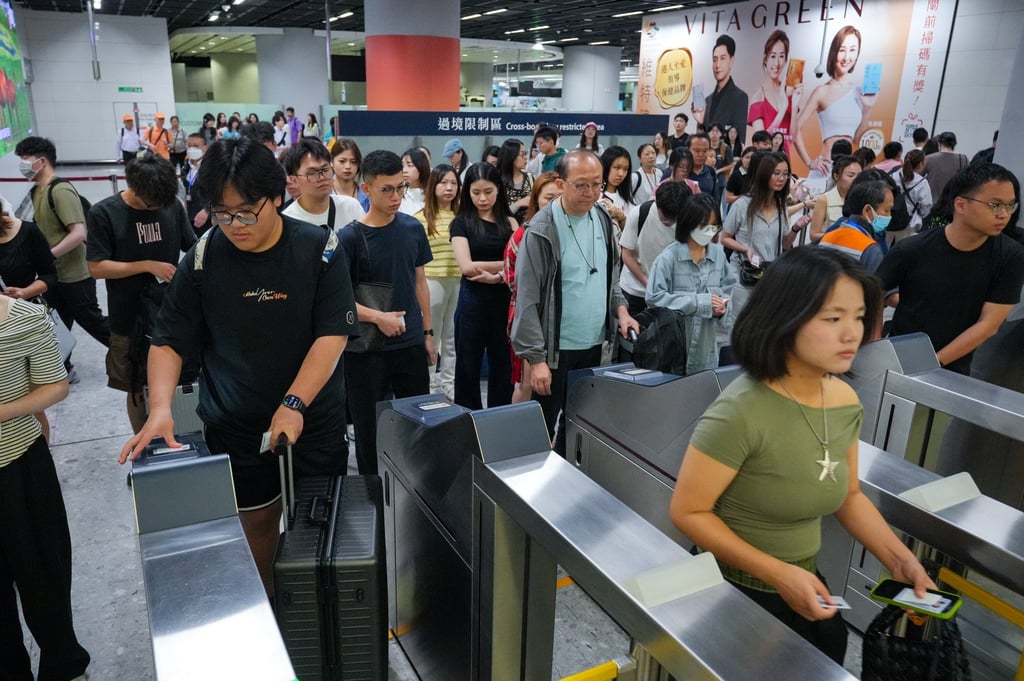 Hongkongers’ daily commutes on public transport involve a lot of walking. Photo: May Tse
