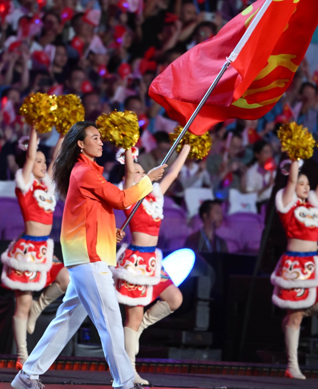 Zheng Qinwen carries Hubei’s flag at the National Games’ opening ceremony on November 9. Photo: Xinhua