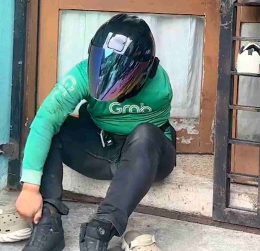 With only one arm, everyday tasks like fixing his shoes are made difficult for Nosli. Photo: 8world.com