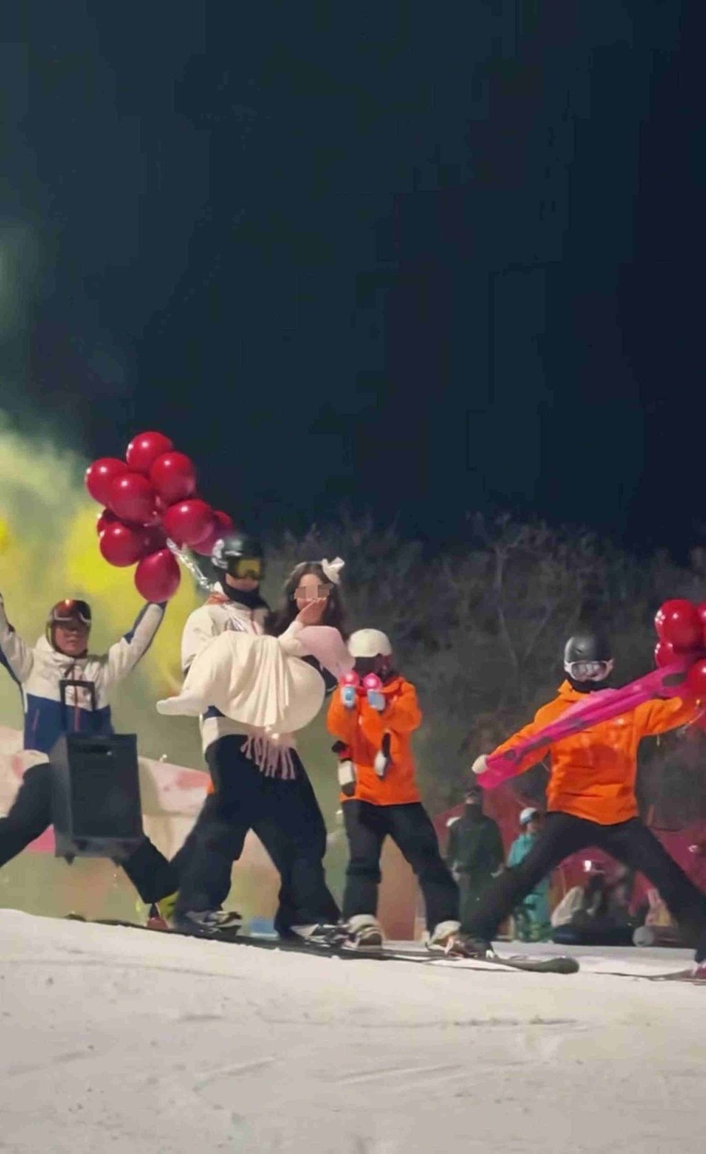 A ski instructor carries a birthday celebrant down a slope at the resort. Photo: sina.com