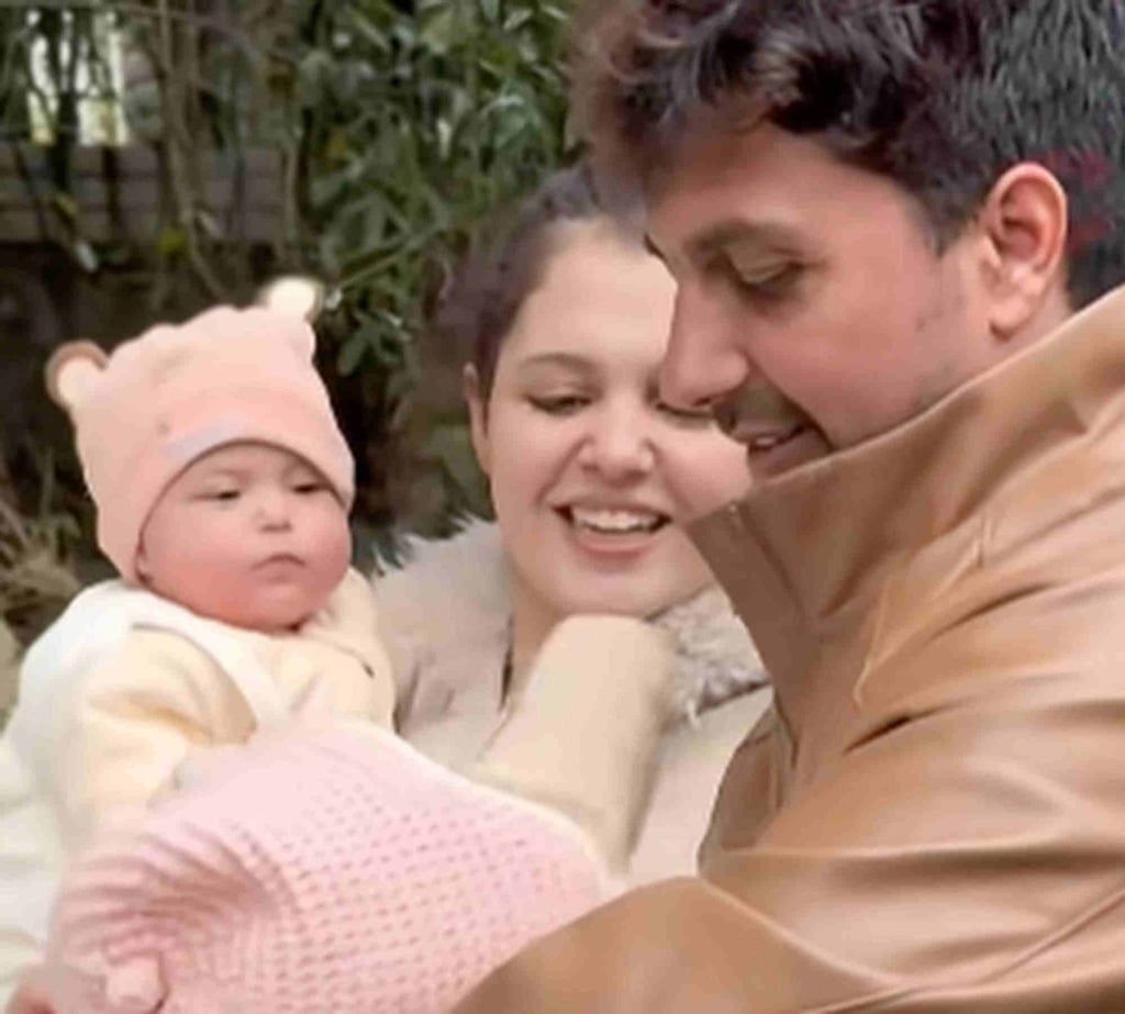 The Pakistani couple hold their two babies wrapped in blankets. Photo: Douyin