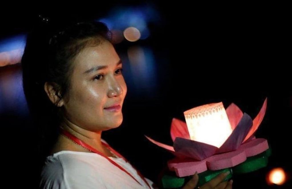 A young woman holds a lantern. The “hiding” custom dates back to ancient times. Photo: 163.com