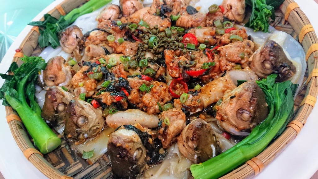 Steamed ribs, pork intestines and dace fish heads at the Big Happiness Canteen, one of the many great restaurants in Shunde, China. Steamed ribs, pork intestines and dace fish heads at the Big Happiness Canteen, one of the many great restaurants in Shunde, China.