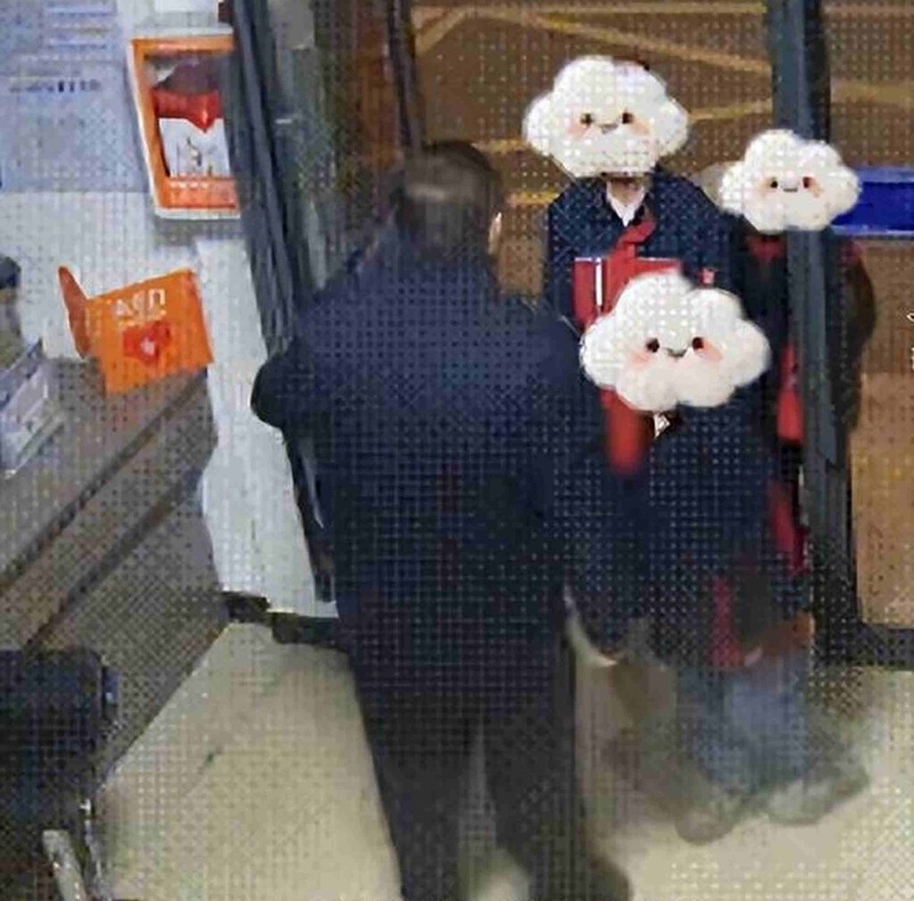 Upon entering the station, one child affectionately referred to the officer as “Uncle Police” and promptly asked for assistance in resolving their argument. Photo: Sina.com