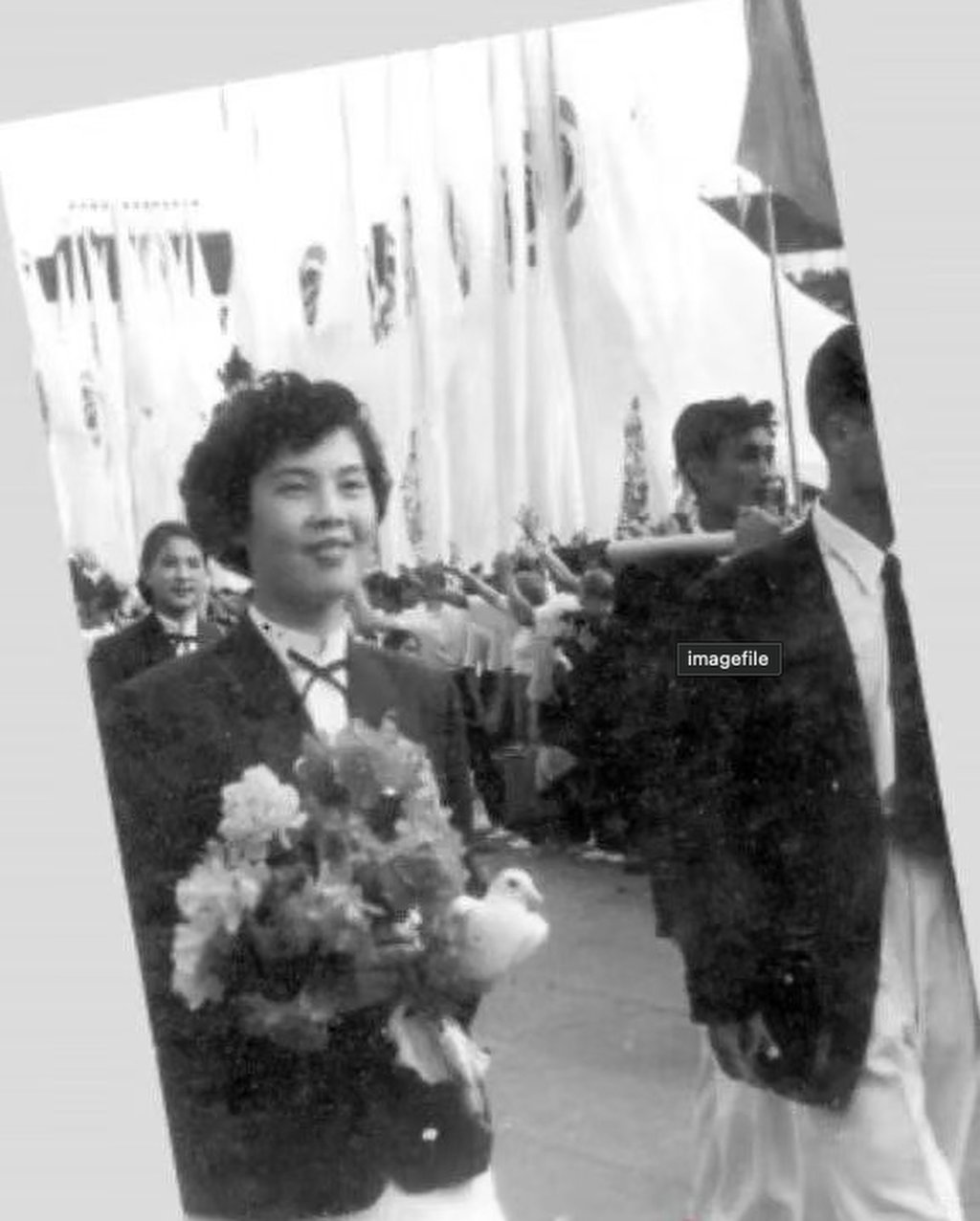 Li Shaofen as a young basketball player carrying flowers during a parade. Photo: oeeee