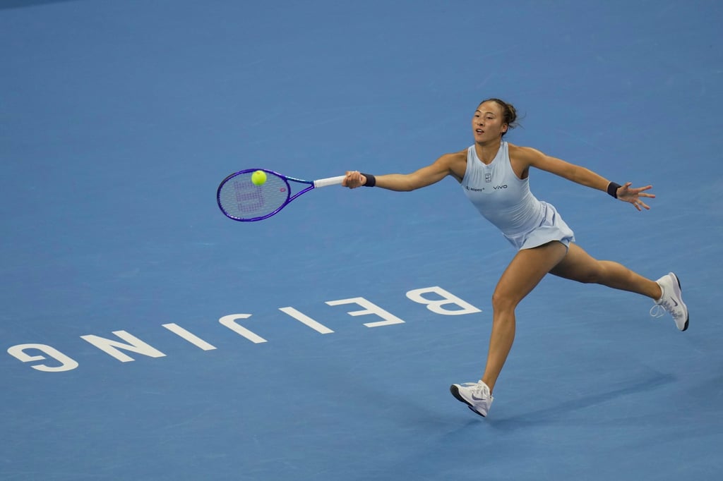 Zheng Qinwen saat pertandingan tunggal putri di China Open di Pusat Tenis Nasional di Beijing, China, pada September 2025. Foto: AP