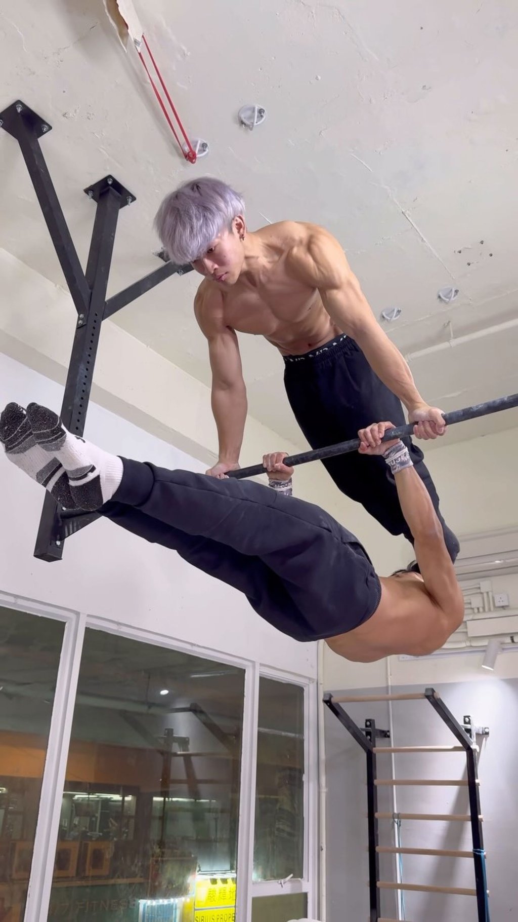 Yau (top) does some horizontal bar tricks with a fellow callisthenics enthusiast. Photo: Instagram/_w1ng._.sw