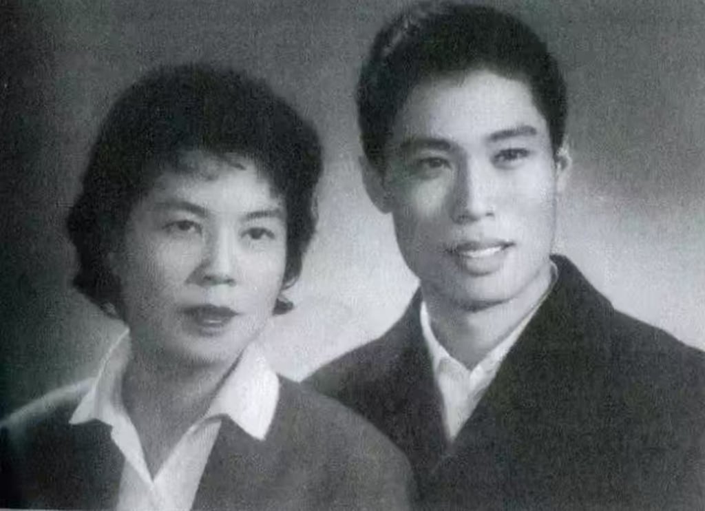 Young love: Li with the man who would become her husband, Zhong Nanshan. Photo: oeeee
