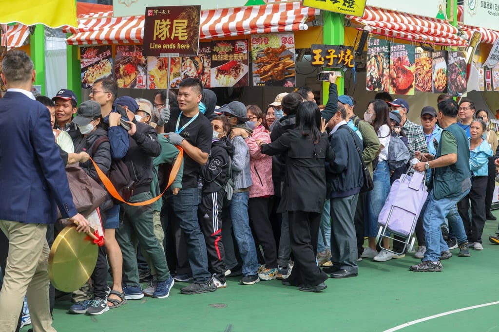Shoppers queue up for bargains during the first day of the 59th HK Brands and Products Expo at Victoria Park. Almost two weeks in, the expo continues to draw a strong daily attendance. Photo: Edmond So