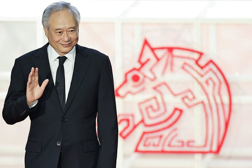 Sutradara Ang Lee berpose untuk foto di Penghargaan Golden Horse ke-61 di Taipei pada tahun 2024. Foto: Reuters