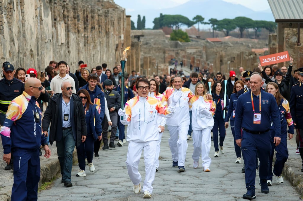 Jackie Chan membawa obor Olimpiade melewati Taman Arkeologi di Pompeii, Italia, pada 22 Desember 2025. Foto: AP