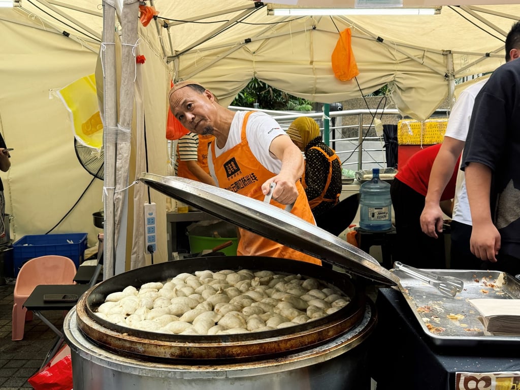 Продавец готовит фаршированные жареные булочки на фестивале китайских мусульман Pasar Eatai в торговом центре 1 Utama в Куала-Лумпуре во вторник. Фото: Иман Муттакин Юсоф