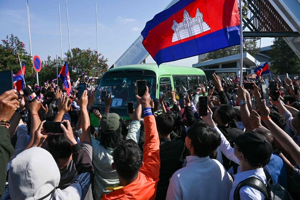 Cambodian people welcome soldiers, captured by Thai soldiers in July, as their bus passes by from the airport in Phnom Penh on Wednesday. Photo: AFP Cambodian people welcome soldiers, captured by Thai soldiers in July, as their bus passes by from the airport in Phnom Penh on Wednesday. Photo: AFP