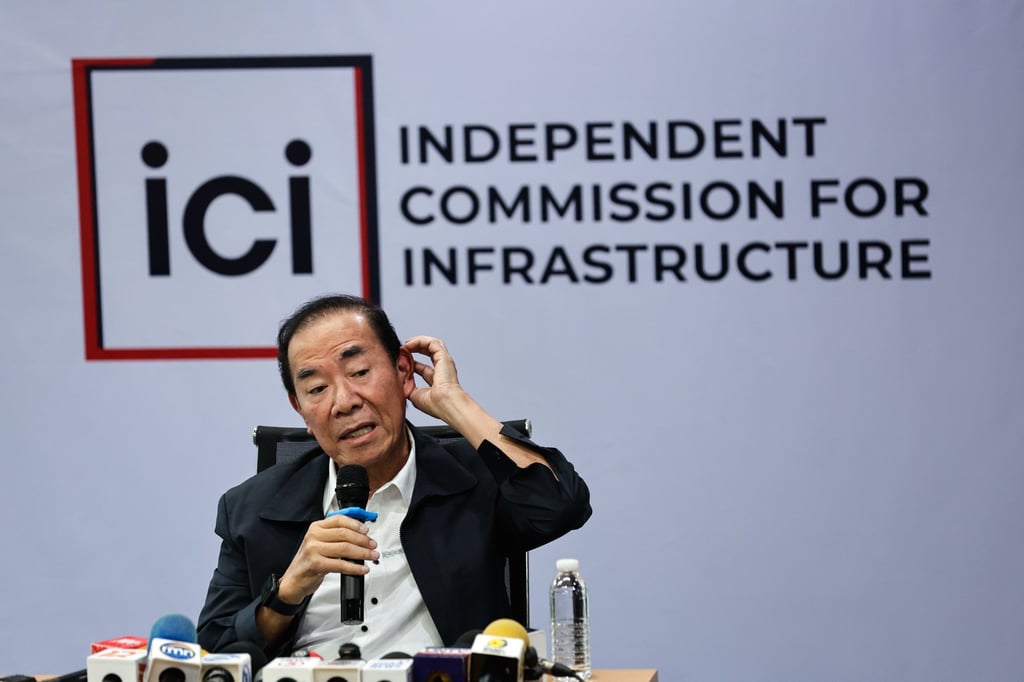 Rogelio Singson speaks at a press conference in Manila on December 4 after announcing his resignation as a commissioner of the Independent Commission for Infrastructure (ICI). Photo: EPA