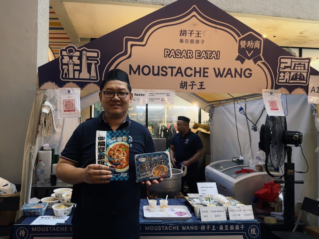 Исмаил, 29 лет, владелец Moustache Wang Catering, семейного бизнеса из Синьцзяна, специализирующегося на суповой лапше, на фестивале китайских мусульман Pasar Eatai в торговом центре 1 Utama в Куала-Лумпуре во вторник. Фото: Иман Муттакин Юсоф