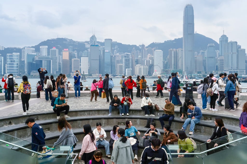 People brave the cold in Tsim Sha Tsui. Photo: Jonathan Wong