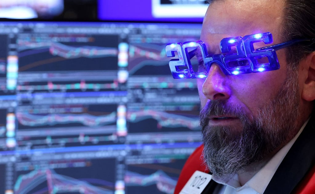 Trader Michael Pistillo wears “2026” glasses as he works on the floor of the New York Stock Exchange at the opening bell in New York on December 31, 2025. Photo: AFP